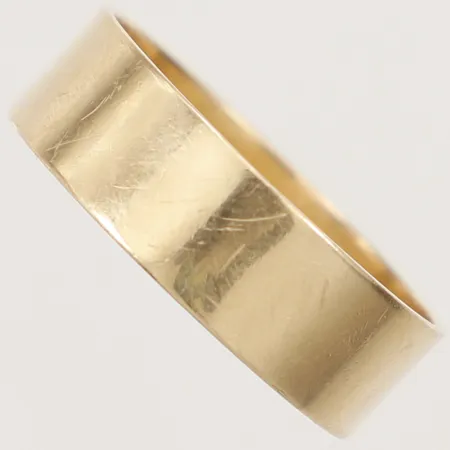 Ring slät stl:20½, bredd 7mm, gravyr, 18K Vikt: 5 g