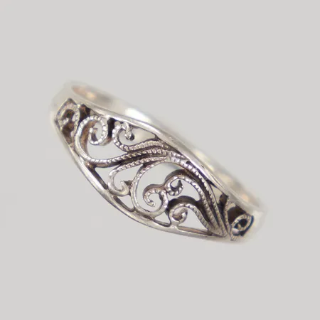 Ring med filigranarbete Stl:16¾, bredd 7mm, Silver 925/1000 Vikt: 1,4 g
