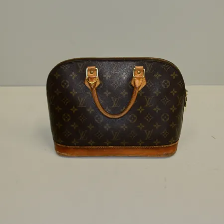 Väska Louis Vuitton Alma Pm bag monogramcanvas, beslag i gulmetall, höjd ca 25cm, längd ca 30cm, bredd ca 16cm, datumkod: VI0977, i bruksskick med fläckar och skavmärken i botten.