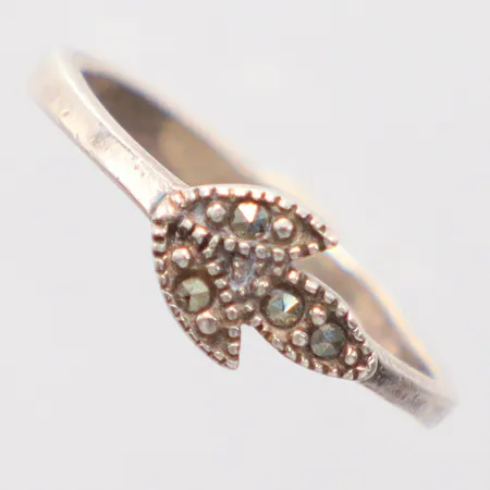 Ring med markasiter stl: 18, något ojämn, 925/1000 Silver. Vikt: 2,3 g