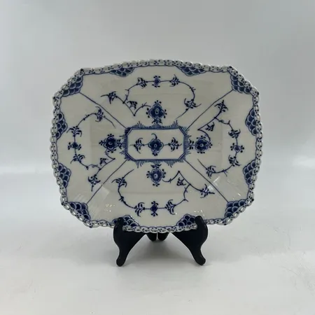 ROYAL COPENHAGEN. "musselmalet",serveringsfat helblond nummer 1143,ca 22x26 cm