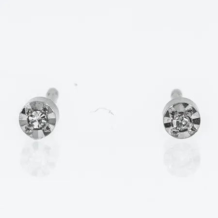 Örhängen i 18K vitguld med två diamanter á ca 0,005ct (8/8-slipade). De är Ø 2,7 mm och väger 0,8g.