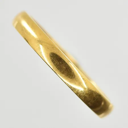 Ring stl:18, bredd 3 mm, gravyr, 18K. Vikt: 2,5 g