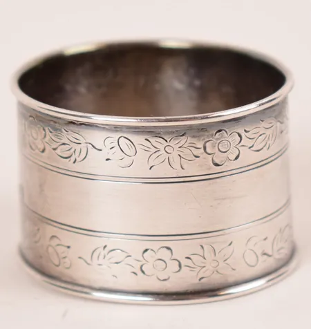 Servettring, Guldsmedsaktiebolaget, Stockholm, 1942, längd ca 4cm, graverad, silver. Vikt: 13,6 g