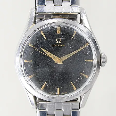 Herrur Omega stål manuell Ø36mm, boett-nr: 2640-8SC, serie-nr: 13843368, kaliber: 283, plastglas med repor, meshlänk i stål ej original, något trög krona ej original, mindre repor på boett samt länk, urtavla samt visare med slitage, inga tillbehör