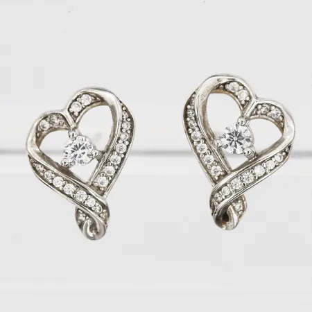 Örhängen med vita stenar, hjärtan, 16x12mm, saknar snurrebussar, silver 925/1000 Vikt: 2,3 g