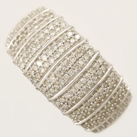 Ring med diamanter ca 180xca0,005ct 8/8-slipade, stl:16, bredd 2,6-9,8mm, vitguld, behov av omrodering, GHA, 18K  Vikt: 4,3 g