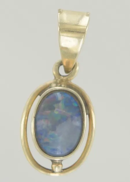 Hänge med månsten längd 2 cm bredd 0,8 cm, 14K  Vikt: 1,2 g