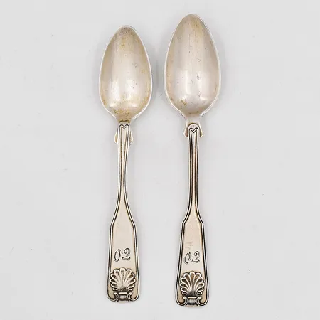 1 Kaffesked 13cm 1 Tesked 13,5cm modell Snäck, gravyr, silver 830/1000 Vikt: 28,8 g