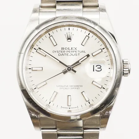 Armbandsur Rolex Oyster Perpetual Datejust, stål, automatisk, 36mm, refnr 126200, serienr 4AT77115, Cal 3235, urverksnr 236CY057, boettnr 2080, oysterlänk i stål ca 17,5cm, repig, flertal nagg på safirglas, certifikat daterat 06-03-2021, kvitto Rob Engström, tag, manual, box, ytterkartong. 