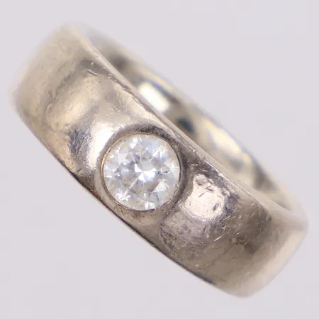 Ring med vit sten stl:17¼, bredd 7mm, ostämplat silver  Vikt: 6 g