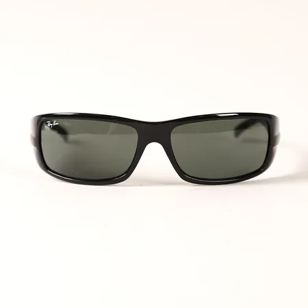 Solglasögon Ray-Ban modell:4057 med originalfodral samt putsduk, mindre slitage