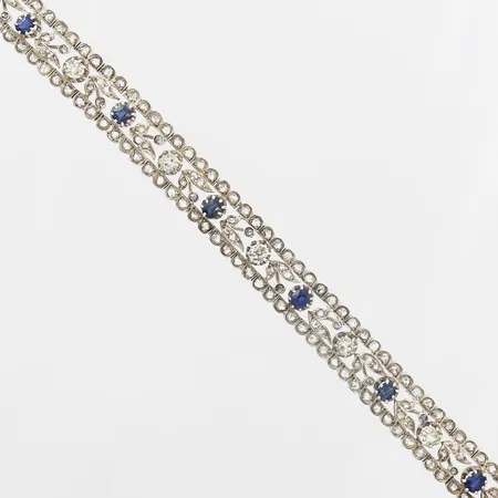 Armband med rosenslipade och antikslipade diamanter samt safirer, större diamanterna ca 0,30 - 0,40ct/st varierande kvalitet, en diamant saknas, safirer totalt ca 3,00ctv med slitage, troligen tillverkat sent 1800-tal. Franska kontrollstämplar längd 19cm bredd 12mm, åldersbetingat slitage förgyllt silver Vikt: 35,5 g