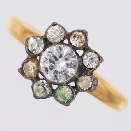 Ring med vita stenar stl:16 bredd 2,2-11mm, fattning i silver, ostämplad, 18K  Vikt: 4 g