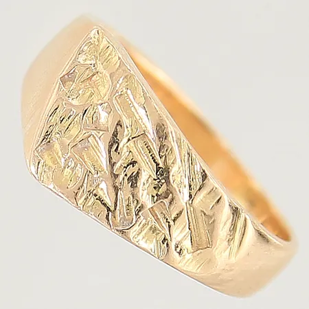 Ring med mönstrad dekor stl:18 bredd 4,1-8,9mm 18K Vikt: 7,4 g