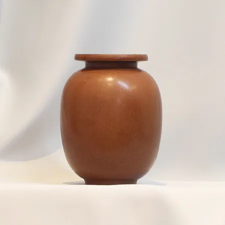 Vas Rörstrand höjd 13cm, brun harpälsglasyr, ca 1960-tal  Skickas med paket.