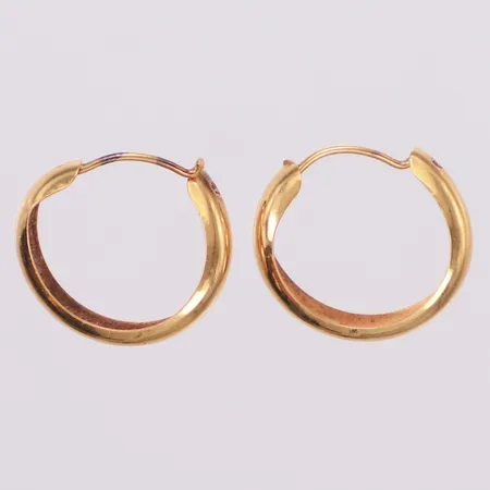Ett par örhängen creoler Ø12mm, bredd 2,7mm, skeva, 18K  Vikt: 0,6 g