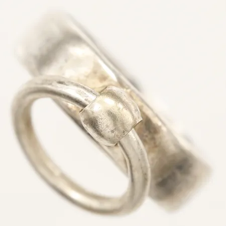 Ring med ring stl:17½, bredd 5,7, 925/1000 silver Vikt: 5,3 g
