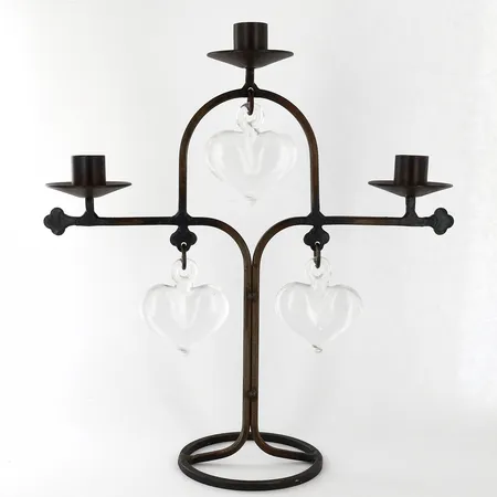 Kandelaber Bertil Vallien, smide , glashjärtan, plats för 3 ljus, höjd:35cm Vikt: 0 g Skickas med paket.