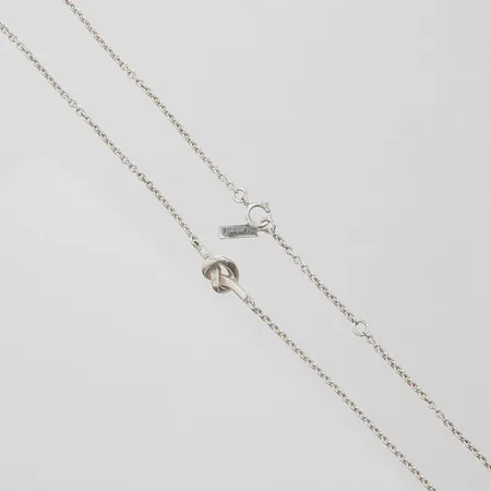 Collier Efva Attling Love Knot Necklace, Ankarkedja längd: 42/45cm, bredd: 1,8mm, motiv:19,3x7,3mm, silver 925/1000. Nypris 1700kr Vikt: 5,2 g