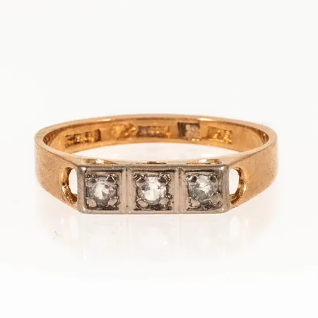 Ring med vita stenar stl:17¾, bredd 2,5-4mm, slitna stenar, 18K 2,7g. 