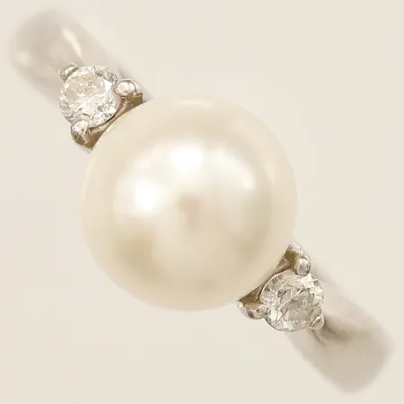 Ring med pärla samt diamanter 2xca0,05ct, stl 15½ bredd 8mm vitguld, 18K Vikt: 3,6 g