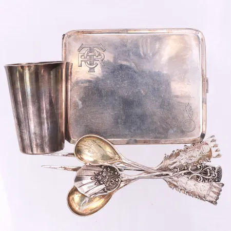 Diverse silverföremål med gravyrer/slitage,830/1000. Vikt: 188 g