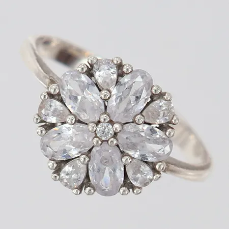 Ring med vita stenar stl:18½ bredd 2,5-12mm Silver 925/1000.  Vikt: 2,6 g