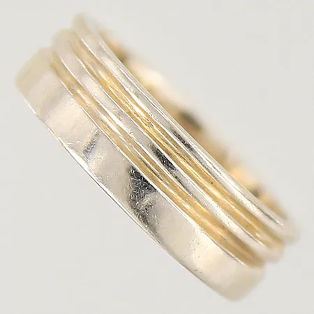 Ring med dekor stl:15 bredd 5,4mm, gravyr, ostämplad, tvåfärgad 18K Vikt: 4,9 g