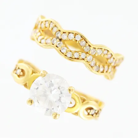 2 ringar vita stenar gravyr, skevheter, 4 stenar saknas, 21K. Bruttovikt: 4,6gram.  Vikt: 4,6 g