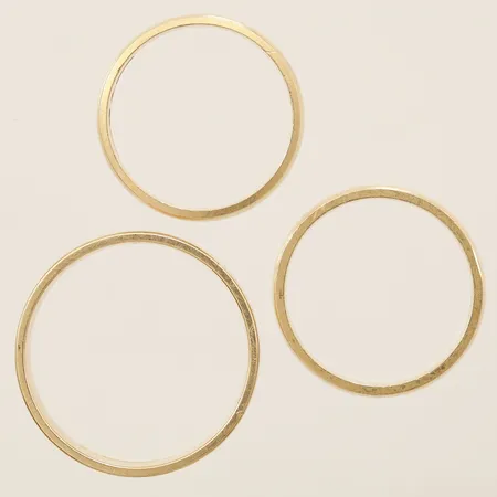 Tre släta ringar stl: 16+16½+19½, gravyr,  18K  Vikt: 12,2 g
