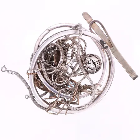 Diverse smycken med slitage och defekter,silver 830/1000. Vikt: 97 g