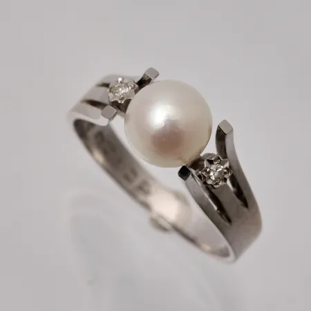 Ring med pärla Ø6,55mm diamanter 0,02ct stl:15¾ bredd 2,4-6,55mm importstämpel, 18K vitguld, 2,8g.