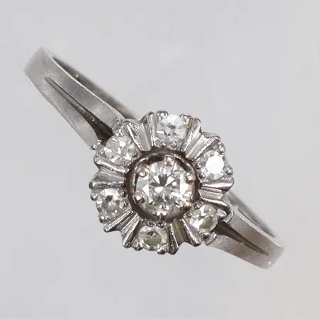 Ring i vitguld med diamanter 1xca0,16ct samt 6xca0,02ct (tot. 0,29ct enl gravyr) stl:18 gravyr, K&EC (Ceson) Göteborg 1972, 18K Vikt: 3,5 g