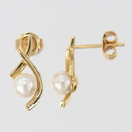 Ett par örhängen med odlade pärlor 16x7mm 18K.  Vikt: 2,3 g