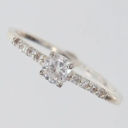 Ring vita stenar stl:15¼, bredd 1-4mm, 925/1000 silver Vikt: 0,9 g