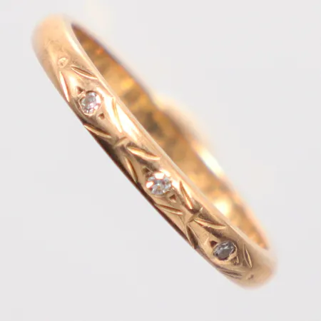 Ring med diamant 3 x ca 0,01 ct, stl: 17½, gravyr, 18K. Vikt: 2,7 g