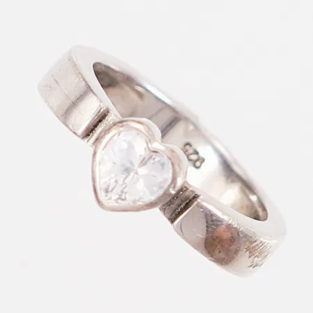 Ring med hjärtformad vit sten stl:15¾, bredd: 5mm, silver 925/1000 Vikt: 3,4 g