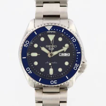 Herrur Seiko 5 Sports, stål Ø38mm, automatisk, referens-nr:4R36-07G0, serie-nr:A06065, länk innermått 17cm, bredd:20mm, viklås, 4 extra länkbitar totalt 36mm, etui, en sprint saknas vid låset