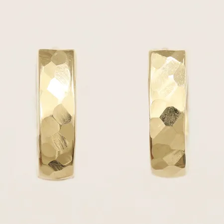 Ett par örhängen med hamrad dekor, längd 13mm bredd 3,6mm, 18K  Vikt: 1 g