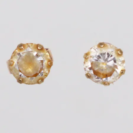 Ett par örhängen med vita stenar Ø6,5mm, omaka snurrebusar, missfärgad 18K  Vikt: 1,2 g