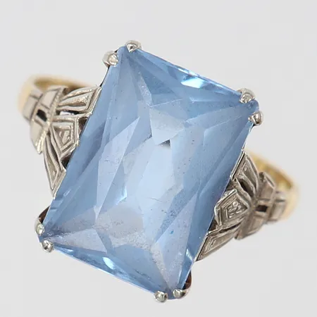 Ring med troligen blå syntetisk Spinell stl:16¾ bredd 1,4-13mm tvåfärgat 14K.  Vikt: 3,4 g