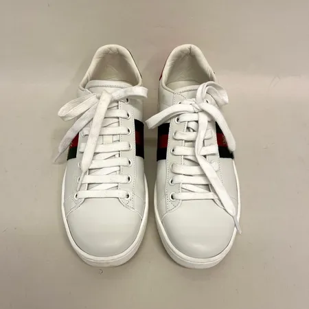 Skor Gucci Ace dam stl: 37½ modellnummer 431942, vitt läder samt broderad geting, bruksslitage, kvitto Birger Jarlsgatan Stockholm 2024, slitage på originalkartong.