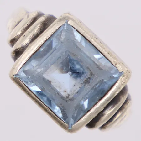 Ring med sten stl:16¼ bredd 1,8mm, slitage på sten, ostämplat silver Vikt: 7,6 g