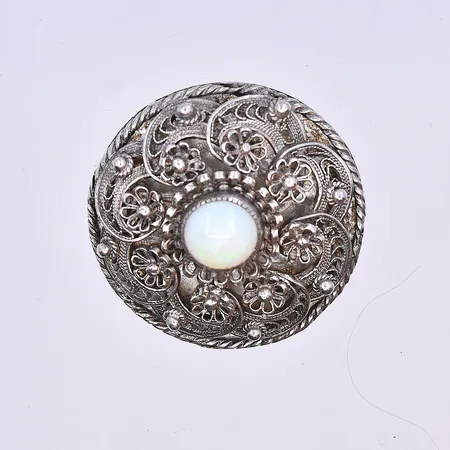 Brosch med troligen opal Ø34 mm, ostämplat vitmetall.