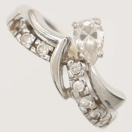 Ring med vita stenar vitguld, defekt, sten saknas, 18K  Vikt: 4,1 g