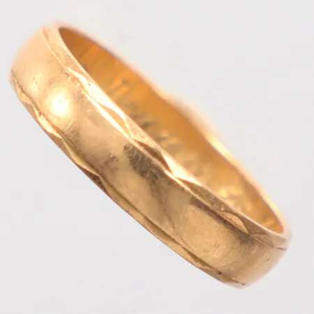 Ring slät stl: 17¼, gravyr, 18K. Vikt: 2,9 g