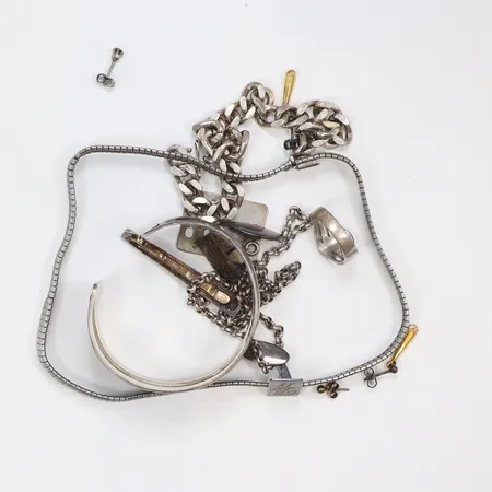 Diverse silver, delvis defekt och gravyr samt små stenar silver 830-925/1000 Vikt: 133,4 g