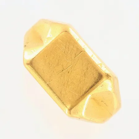 Klackring bredd 10mm Stl:18½, bucklor och gravyr, 18K Vikt: 4,6 g