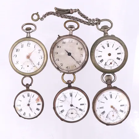 Fickur 6 st varav 4 st silver och 2 st vitmetall,diameter 3.5-5 cm,skador,ej funktionstestade. Skickas med paket.